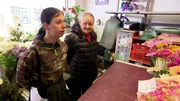 Oma Petra begleitet Michelle bei der Suche nach einem Praktikumsplatz. Sie versuchen ihr Glück in einem Blumenladen, denn die 16-Jährige möchte unbedingt Floristin werden.