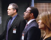 Goren (Vincent D'Onofrio, l.), Carver (Courtney B. Vance) und Eames (Kathryn Erbe) verfolgen hinter einem Spiegelglas eine Zeugenaussage. K&ouml;nnen Sie einen M&ouml;rder endlich dingfest machen?