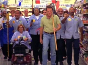 Hal (Bryan Cranston, mi.).