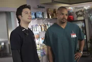 Turk (Donald Faison, r.) und Elliott streiten sich darum, wer an der Reihe ist, auf den ewigen Pechvogel J.D. (Zach Braff, l.) aufzupassen, da sie es leid sind, J.D.s Babysitter zu spielen ...