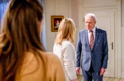 Werner (Dirk Galuba, r.) wirft Katja (Isabell Stern, M., mit Katharina Scheuba, l.) Illoyalität vor, weil sie überlegt, für Alexandra und Markus auszusagen.