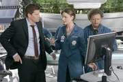 L-R: Booth (David Boreanaz); Dr. Brennan (Emily Deschanel) und Jack Hodgins  (T.J. Thyne)