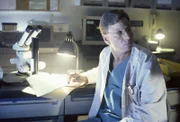 Dr. Preijers (Jack Blessing) diagnostiziert bei der schwer verletzten Monica Reyes den Hirntod.