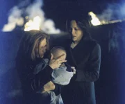 Am Fundort bleiben nur die Leichen der Sektenmitglieder und zur Erleichterung von Scully (Gillian Anderson, l.) und Reyes (Annabeth Gish, r.) der unversehrte William zurück.