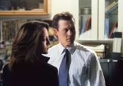 Auf der Suche nach einem Serienkiller, der in seiner gespaltenen Persönlichkeit ein zweites Ich als brutaler Massenmörder entwickelt hat: Doggett (Robert Patrick, r.) und Reyes (Annabeth Gish, l.) ...