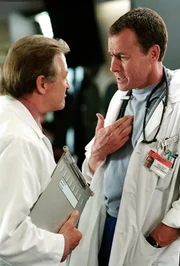 "Scrubs - Die Anfänger", "Meine Vorbilder." J.D. wird zunehmend auch von den älteren Ärzten akzeptiert. Damit muss er im krankenhausinternen Zwist zwischen Chefarzt Dr. Kelso und dessen Todfeind Dr. Cox Stellung beziehen. Eine heikle Entscheidung. Ohne Unterstützung des Chefarztes hat man keine Chance auf Karriere. Dennoch entscheidet sich J.D. für Dr. Cox. Dieser ist zwar nicht sympathischer, scheint aber eine bessere Einstellung zu seinem Beruf zu haben. Im Bild (v.li.): Ken Jenkins (Dr. Bob Kelso), John McGinley (Dr. Perry Cox).