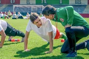Der ehemalige Fußball-Star Toni Radax (Wolfgang Pissecker, r.) trainiert mittlerweile den Fußballverein FC Apolonia Linz. Beim Training greift er oft zu harten Maßnahmen, um den Ehrgeiz der Spielerinnen herauszufordern. Hier mit Vesna Markanovic (Law Wallner)