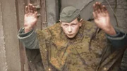 Ein Hitlerjunge ergibt sich vor russischen Truppen. Obgleich viele unter ihnen nicht einmal volljährig waren, wurden zahlreiche Kindersoldaten der 12. Panzerdivision als Kriegsverbrecher verurteilt.
