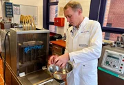 Wie wird hochwertiges Fleisch mit billigem Wasser gestreckt? Professor Hauke Hilz demonstriert die Tricks der Lebensmittelindustrie.