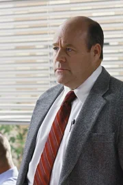 Wird der Kriminalbeamte (Michael Dempsey) Susan glauben schenken, dass Katherine etwas mit dem Anschlag an Julie zu tun hat?; Wird der Kriminalbeamte (Michael Dempsey) Susan glauben schenken, dass Katherine etwas mit dem Anschlag an Julie zu tun hat?