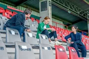 Ben Halberg (Daniel Gawlowski, l.) und Johanna "Joe" Haizinger (Katharina Stemberger, r.) konfrontieren Trainerin Andrea Schinagel (Julia Koch, M.). Eine der Spielerinnen soll gesehen haben, wie sie einen Wettschein zerrissen hat, der auf 30.000 Euro für eine Niederlage des FC Apolonia ausgesetzt war. Die Kommissare fordern eine Erklärung.