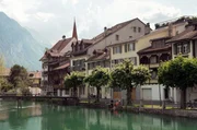 In Interlaken gibt es jede Menge Felsen und Steine, doch ausgerechnet der wichtigste kam vor etwa 40 Jahren abhanden: eine verrücke Geschichte über Politik und Tradition ...