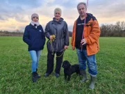 Trainerin Sophie (l.), Andrea, Klaus und Kleinpudel  Coco.