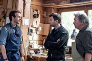 "Soko Kitzbühel", "Blutsbande." Im abgelegenen Dorf Schneeleiten will die Wissenschaftlerin Marie Zimmermann ein ambitioniertes Projekt realisieren: Sie hat vor einen genetischen Stammbaum von Schneeleiten zu erstellen, um auf diese Weise exemplarisch die Herkunft und Durchmischung der Tiroler Bevölkerung zu dokumentieren. Dazu benötigt sie die DNA möglichst aller Dorfbewohner, stößt aber auf den erbitterten Widerstand. Vor allem Franz Wildauer, ein Harfenbauer, und Lutz Egger, der in jüngeren Jahren wegen Totschlags verurteilt worden war und als "Außenseiter" bekannt ist, wehren sich vehement. Als die Wissenschaftlerin ermordet aufgefunden wird, sind aber nicht nur Egger und Wildauer verdächtig, es gerät gleich das ganze Dorf ins Visier der SOKO. Hat sich Marie Zimmermann Schneeleiten möglicherweise aus persönlichen Gründen für ihr Forschungsprojekt ausgesucht?