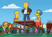 Bart (l.) hat Konkurrenz bekommen: Donny (M.) ist plötzlich der coolste Junge der Schule. Um seinen "Titel" zurückzubekommen, lässt sich Bart einen seiner größten Streiche einfallen. Wird Milford (r.) Bart unterstützen?; Bart (l.) hat Konkurrenz bekommen: Donny (M.) ist plötzlich der coolste Junge der Schule. Um seinen "Titel" zurückzubekommen, lässt sich Bart einen seiner größten Streiche einfallen. Wird Milford (r.) Bart unterstützen?