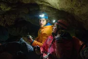 Die Bergretter Markus (Sebastian Ströbel) und Katharina (Luise Bähr) stecken fest. Werden ihre Kollegen sie in der unbekannten Höhle jemals finden? in Verbindung mit der Sendung bei Nennung ZDF/Thomas R. Schumann