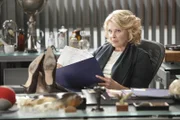 Cuddys Mutter Arlene (Candice Bergen) kommt zu Besuch, natürlich auch, um den neuen Freund ihrer Tochter kennenzulernen. Selbstredend gibt sich House keine Mühe, um in der Rolle als Muster-Schwiegersohns zu glänzen.