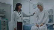 Dr. Elise Reardon (Fiona Choi l.) und Olivia Cotterill (Georgina Haig)  Die Verwendung des sendungsbezogenen Materials ist nur mit dem Hinweis und Verlinkung auf RTL+ gestattet.