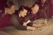 Hitler mit Alfred Jodl, Chef des Oberkommandos der Wehrmacht, bei einer Lagebesprechung in der "Wolfsschanze".