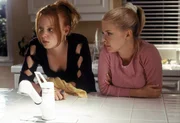 Lauren Ambrose (Claire Fisher), Jordan Ladd (Ginnie)