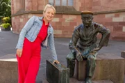 Moderatorin Anna Lena Dörr und der Dienstmann.