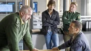 Ben (Tom Beck, 2.v.li.), Semir (Erdogan Atalay, re.) und ein Kollege (Siggi M&uuml;ller, hi.re.) sprechen gerade &uuml;ber Susanne, als Herzberger (Dietmar Huhn) die neue Chefin Kim Kr&uuml;ger ank&uuml;ndigt.
