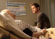 Marshall Winthrop (Glenn Morshower, l.); Dr. Conrad Hawkins (Matt Czuchry, r.)