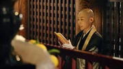 Maruko während eines Gebetes im buddhistischen Tempel von Nachi.