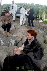 "Soko Kitzbühel", "Vergeltung - Teil 2." Der lebensgefährlich verletzte Lukas liegt im künstlichen Tiefschlaf. Karin ist von Selbstzweifeln geplagt. Kroisleitner und Chefinspektor Stadler sind ihr eine enorme Stütze. Voll Wut und die Verzweiflung über das, was passiert ist, stürzt sich Karin in die Ermittlungen. Da wird die Leiche eines gewissen Fanz Reiter gefunden, dessen Vergangenheit mit jener der Traubachs in Verbindung steht. Als Karin die wahre Größe der Zusammenhänge begreift, steht ihr Leben auf des Messers Schneide.Im Bild (v.li.): Kristina Sprenger (Karin Kofler), Christine Klein (Dr. Haller), Ferry Öllinger (Kroisleitner). "Soko Kitzbühel", "Vergeltung - Teil 2." Der lebensgefährlich verletzte Lukas liegt im künstlichen Tiefschlaf. Karin ist von Selbstzweifeln geplagt. Kroisleitner und Chefinspektor Stadler sind ihr eine enorme Stütze. Voll Wut und die Verzweiflung über das, was passiert ist, stürzt sich Karin in die Ermittlungen. Da wird die Leiche eines gewissen Fanz Reiter gefunden, dessen Vergangenheit mit jener der Traubachs in Verbindung steht. Als Karin die wahre Größe der Zusammenhänge begreift, steht ihr Leben auf des Messers Schneide.Im Bild (v.li.): Kristina Sprenger (Karin Kofler), Christine Klein (Dr. Haller), Ferry Öllinger (Kroisleitner).