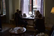 Ermittler Joe Kenda (Carl Mariono, l.) und sein Team befragen Nachbarn der getöteten Louis Matos und Colleen Johnson. Können sie der Polizei Hinweise auf den Mörder liefern?