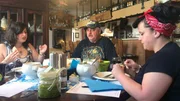 Franzi (li.), Klaus und Ella (re.) testen das Hochzeitsessen