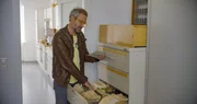 Christian Keglovits findet Meldezettel von Wilma Molnar.