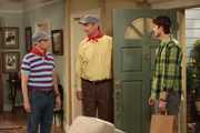 Nachdem Herb (Ryan Stiles, M.) von Judith verlassen wurde, bläst er Trübsal. Walden (Ashton Kutcher, r.) und Alan (Jon Cryer, l.) machen sich Sorgen um ihn und versuchen, ihn aufzuheitern ...