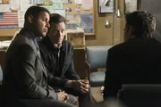 Javier Esposito (Jon Huertas, l.) und Kevin Ryan (Seamus Dever, M.) müssen Noah Curtis (Jason Thompson, r.), dessen Frau ermordet aufgefunden wurde, ein paar Fragen stellen, wobei immer mehr Ungereimtheiten auftauchen ... Javier Esposito (Jon Huertas, l.) und Kevin Ryan (Seamus Dever, M.) müssen Noah Curtis (Jason Thompson, r.), dessen Frau ermordet aufgefunden wurde, ein paar Fragen stellen, wobei immer mehr Ungereimtheiten auftauchen ...