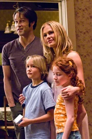 Vampir als Babysitter: Stephen Moyer als Bill Compton, Alec Gray als Coby Fowler, Anna Paquin als Sookie Stackhouse, Laurel Weber als Lisa Fowler.