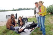 Die nackte Leiche eines Mädchens wird am Ufer des Wien-Flusses gefunden, erdrosselt und mit dem Markenzeichen, einem in die Haut geritzten Symbol, eines seit etlichen Jahren eingesperrten perversen Serienmörders versehen. Die Suche nach dem vermeintlichen Nachahmungstäter beginnt und führt die Ermittler der SOKO ins Milieu der Psychologie-Studenten und weiter in die geschlossene Anstalt für geistig abnorme Rechtsbrecher zu dem Serienmörder Josef Plattner. Dass Penny genau in das Opferprofil des Mörders passt, könnte ihr zum Verhängnis werden. Im Bild (v.li.): Stefan Jürgens (Carl Ribarski), Sandra Cervik (Dr. Julia Traumannsdorff), Konstantin Göbel (Opfer), Gregor Seberg (Helmuth Nowak), Lilian Klebow (Penny Lanz).