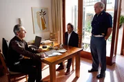 Kommissar Brunetti (Uwe Kockisch, m.) und Vianello (Karl Fischer) vernehmen den Zeugen Dalla Lana (Stephan Bissmeier, li.).