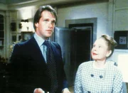 Abigail Mitchell (Ruth Gordon), eine erfolgreiche Schriftstellerin, setzt den Mann ihrer toten Nichte, Edmund (Charles Frank) als Alleinerben ein.
