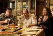 l-r: Bobby 'Bacala' Baccalieri (Steve Schirripa), Tony Soprano (James Gandolfini), Janice Soprano (Aida Turturro)