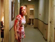 Alice (Emily Bergl) steht apathisch und regungslos vor dem Hotelzimmer. Wer hat ihrer Freundin den Schädel eingeschlagen? Alice (Emily Bergl) steht apathisch und regungslos vor dem Hotelzimmer. Wer hat ihrer Freundin den Schädel eingeschlagen?