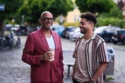 Theo (Julius Dombrink, r.) und sein Onkel Adam Wolters (Pierre Sanoussi-Bliss) nähern sich vorsichtig an.
