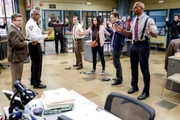 (im Uhrzeigersinn) Sergeant Knox (Sean Astin); Captain Ray Holt (André Braugher); Charles Boyle (Joe Lo Truglio); Amy Santiago (Melissa Fumero); Jake Peralta (Andy Samberg); Terry Jeffords (Terry Crews)