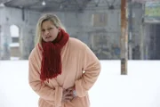 Mia (Josephine Schmidt) geht aufs Ganze, ignoriert die Warnungen der Ärzte und entwischt dem Polizisten, um ihren Bruder zu warnen. Doch wird das gut gehen?
