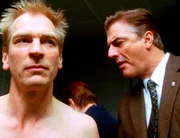 Der Bissabdruck im Nacken des Stardirigenten Reinhart (Julian Sands, l.) gibt Mike Logan (Christopher Noth) Rätsel auf.