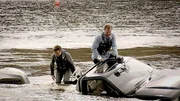 Richard Hammond (l.) und Jeremy Clarkson auf einem sinkenden Toyota Hi-Lux Amphibienauto.
