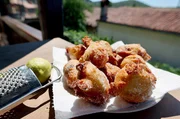 Fritole (Krapfen) aus Hefeteig werden als Dessert serviert.