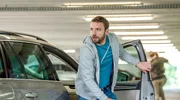 Gregor (Jonas Minthe) versucht, ein Unglück zu verhindern.