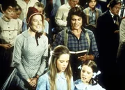 Familie Ingalls in der Kirche: (v.l.n.r.) Caroline (Karen Grassle), Mary (Melissa Sue Anderson), Charles (Michael Landon) und Laura (Melissa Gilbert).
