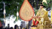Seit seiner Krönung 2019 führt Rama X offiziell die reichste Monarchie. Sein exzentrischer Lebensstil und sein autoritärer Führungsstil sorgen schnell für weltweites Aufsehen.
