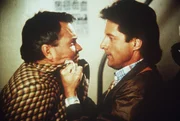 Der Fischer Jeremy Brockett (Peter Jason, l.) hat angeblich einen Goldschatz gefunden. Lee (Bruce Boxleitner, r.) verhört den Mann auf seine Weise ...